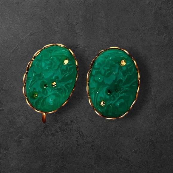 Vintage Green screw on earrings carved design in gold tone - Picture 5 of 9